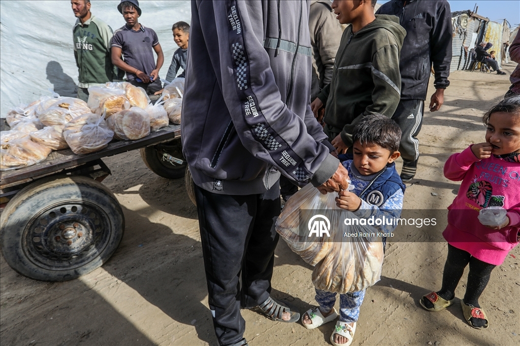 Gazze'nin Han Yunus kentindeki Filistinlilere ekmek dağıtımı yapıldı