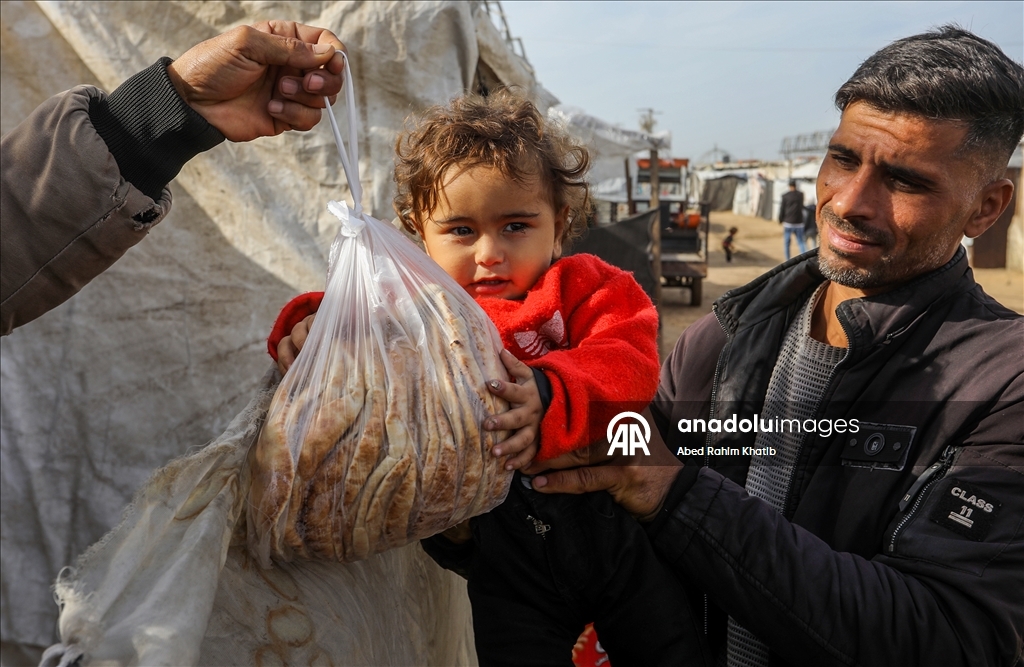 Gazze'nin Han Yunus kentindeki Filistinlilere ekmek dağıtımı yapıldı