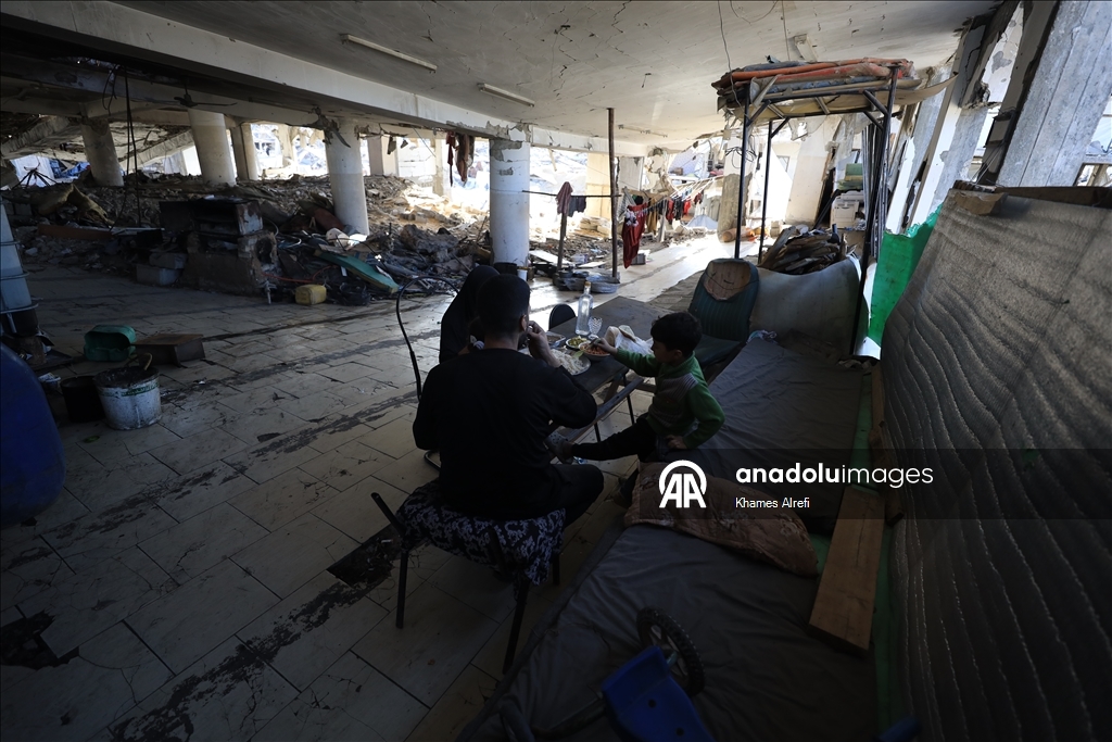 Палестинская семья опасается обрушения крыши из-за дождей