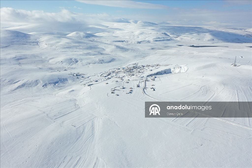 Kars'ta karla kaplanan köyler dronla görüntülendi