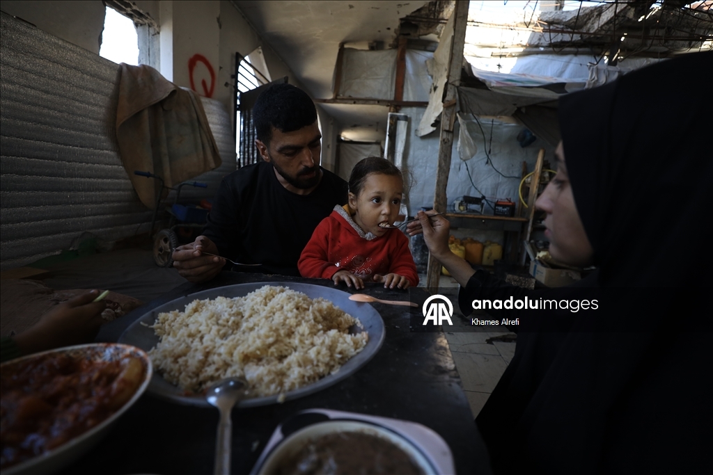 Палестинская семья опасается обрушения крыши из-за дождей