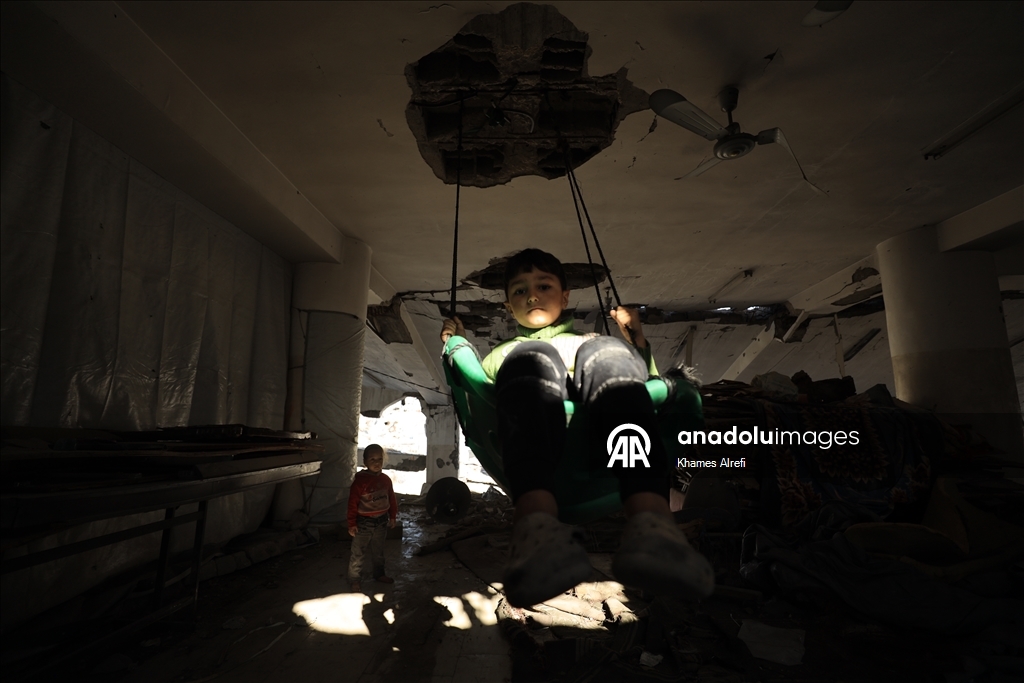 Палестинская семья опасается обрушения крыши из-за дождей