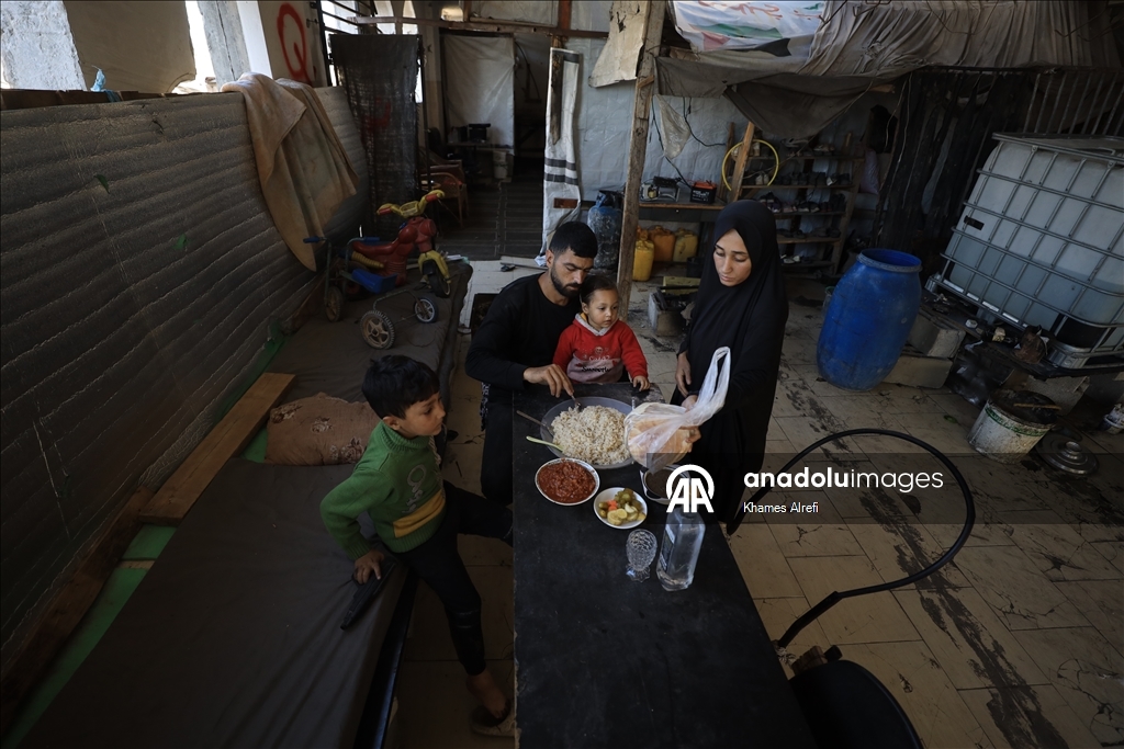 Палестинская семья опасается обрушения крыши из-за дождей