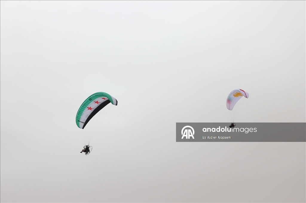 جماهير تحتشد في ساحة الأمويين احتفالا بالذكرى الأولى لإسقاط نظام الأسد