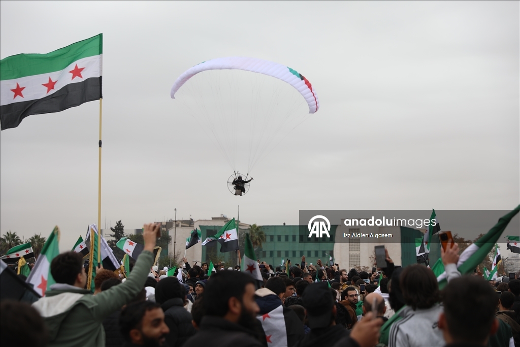 جماهير تحتشد في ساحة الأمويين احتفالا بالذكرى الأولى لإسقاط نظام الأسد