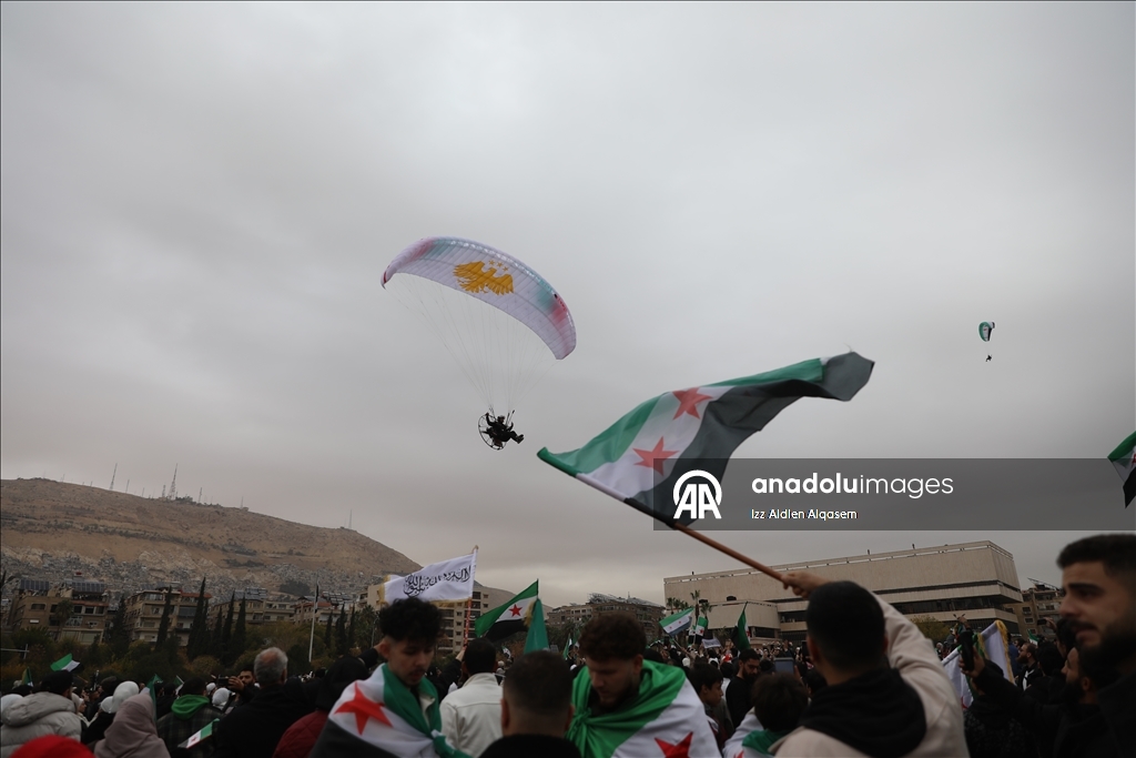 جماهير تحتشد في ساحة الأمويين احتفالا بالذكرى الأولى لإسقاط نظام الأسد