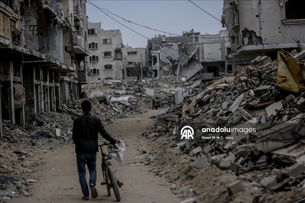 İsrail’in harabeye çevirdiği Gazze kentindeki Şeyh Rıdvan Mahallesi’nde günlük yaşam