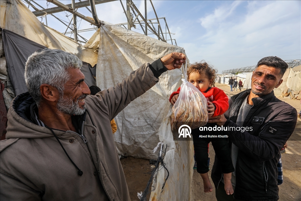 Gazze'nin Han Yunus kentindeki Filistinlilere ekmek dağıtımı yapıldı