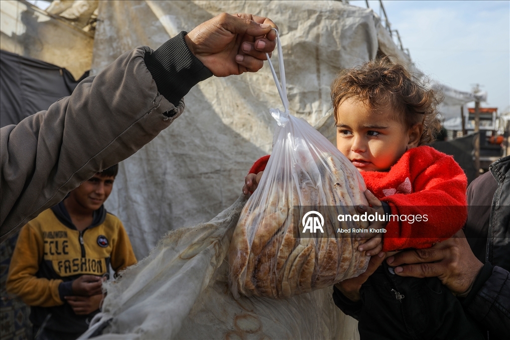 Gazze'nin Han Yunus kentindeki Filistinlilere ekmek dağıtımı yapıldı