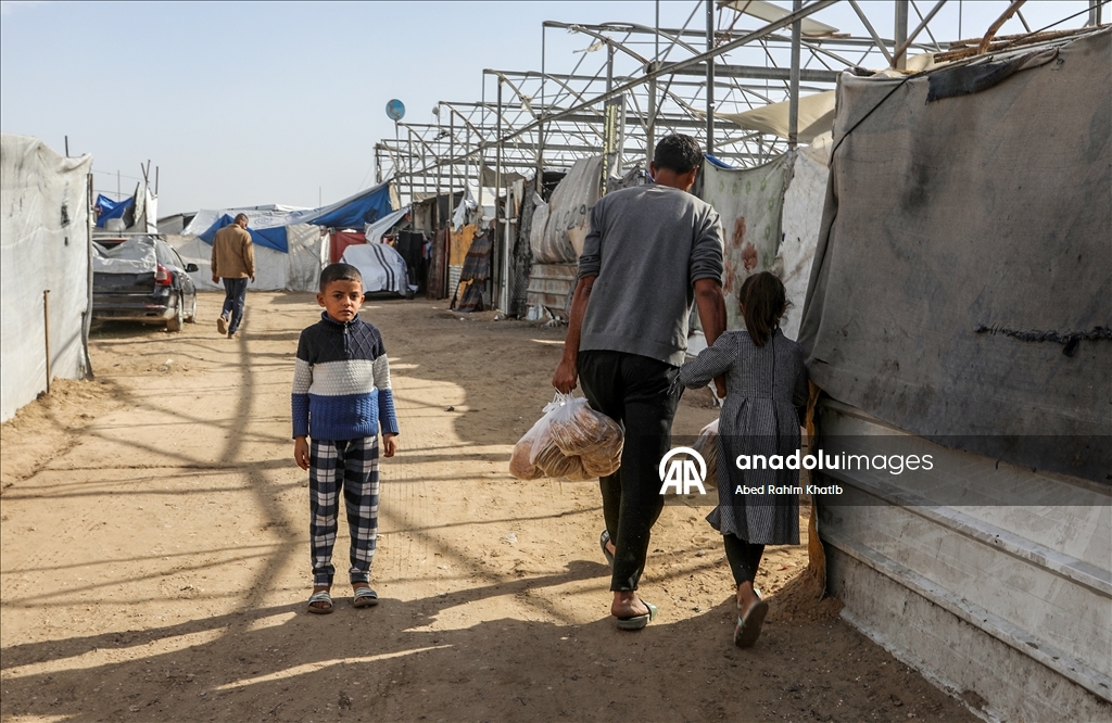 Gazze'nin Han Yunus kentindeki Filistinlilere ekmek dağıtımı yapıldı