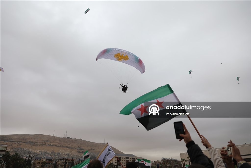 جماهير تحتشد في ساحة الأمويين احتفالا بالذكرى الأولى لإسقاط نظام الأسد