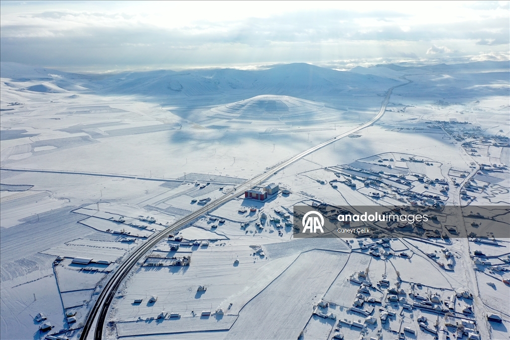 Kars'ta karla kaplanan köyler dronla görüntülendi