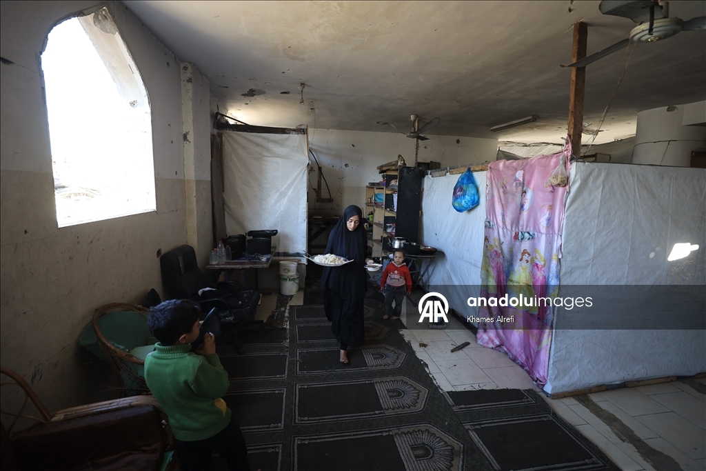 Палестинская семья опасается обрушения крыши из-за дождей