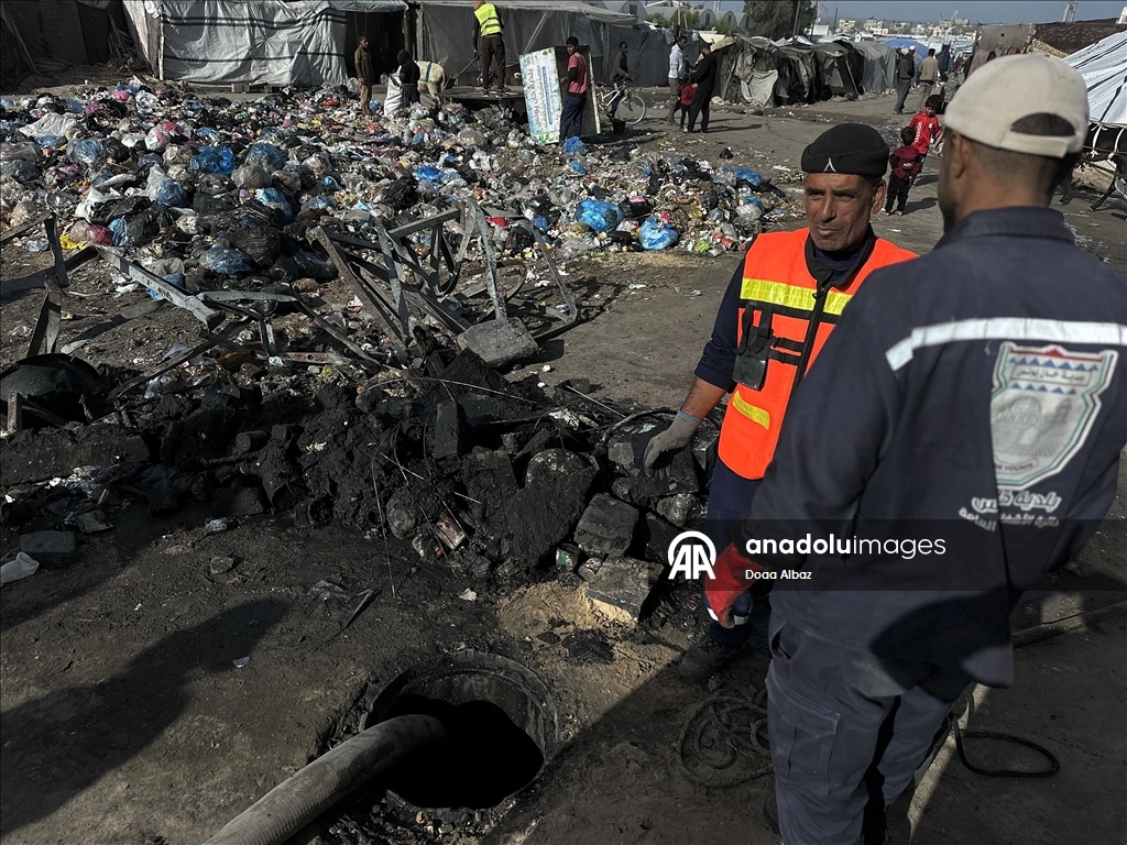 El-Aksa Üniversitesi önünde artan çevre kirliliği yerinden edilenlerin hayatını tehdit ediyor