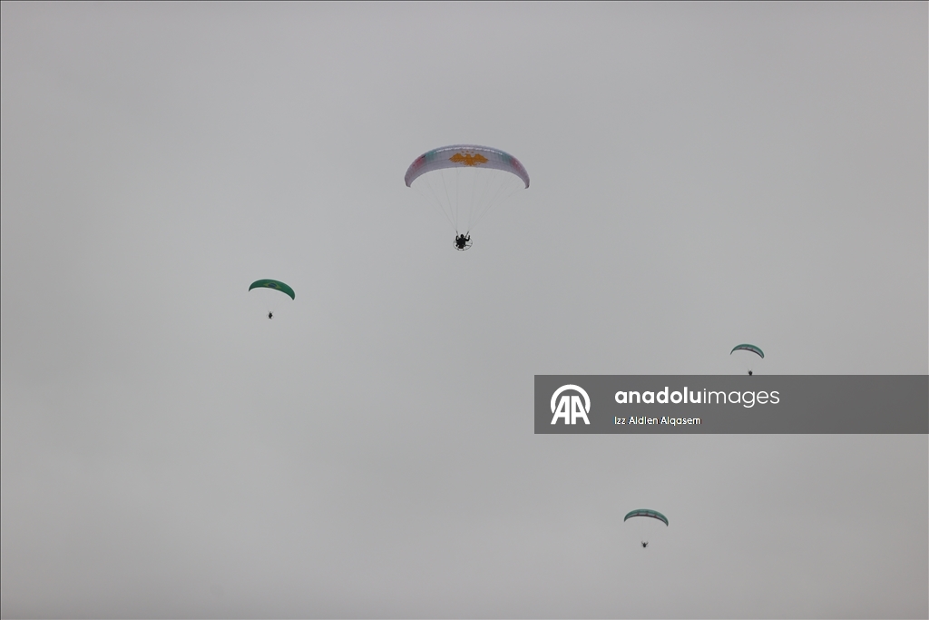 جماهير تحتشد في ساحة الأمويين احتفالا بالذكرى الأولى لإسقاط نظام الأسد