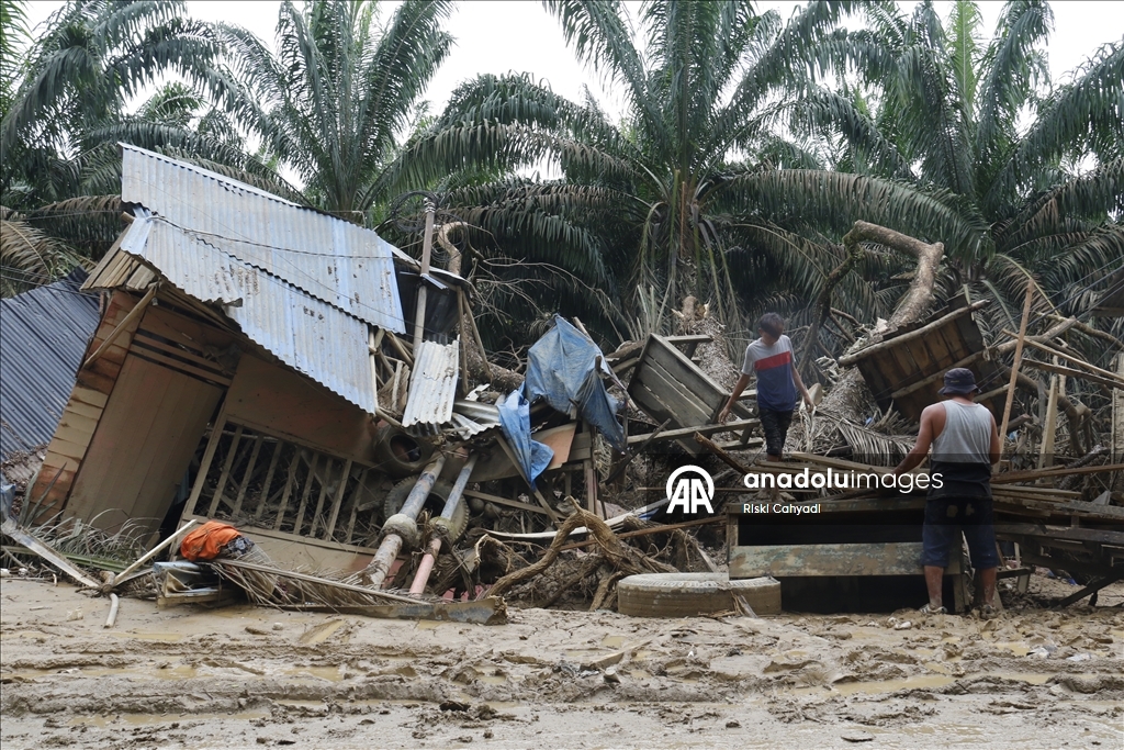 В Индонезии число погибших из-за стихийных бедствий превысило 900 человек