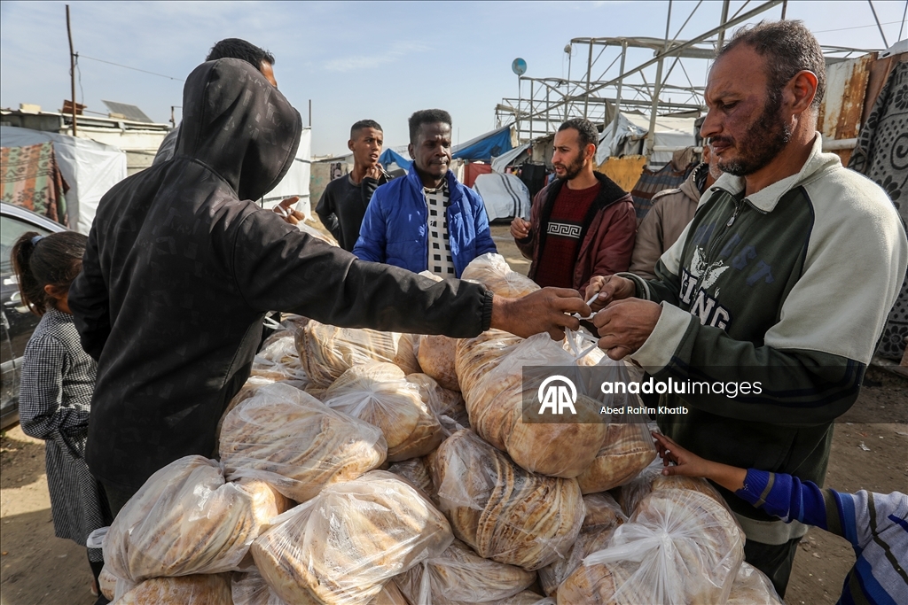 Gazze'nin Han Yunus kentindeki Filistinlilere ekmek dağıtımı yapıldı