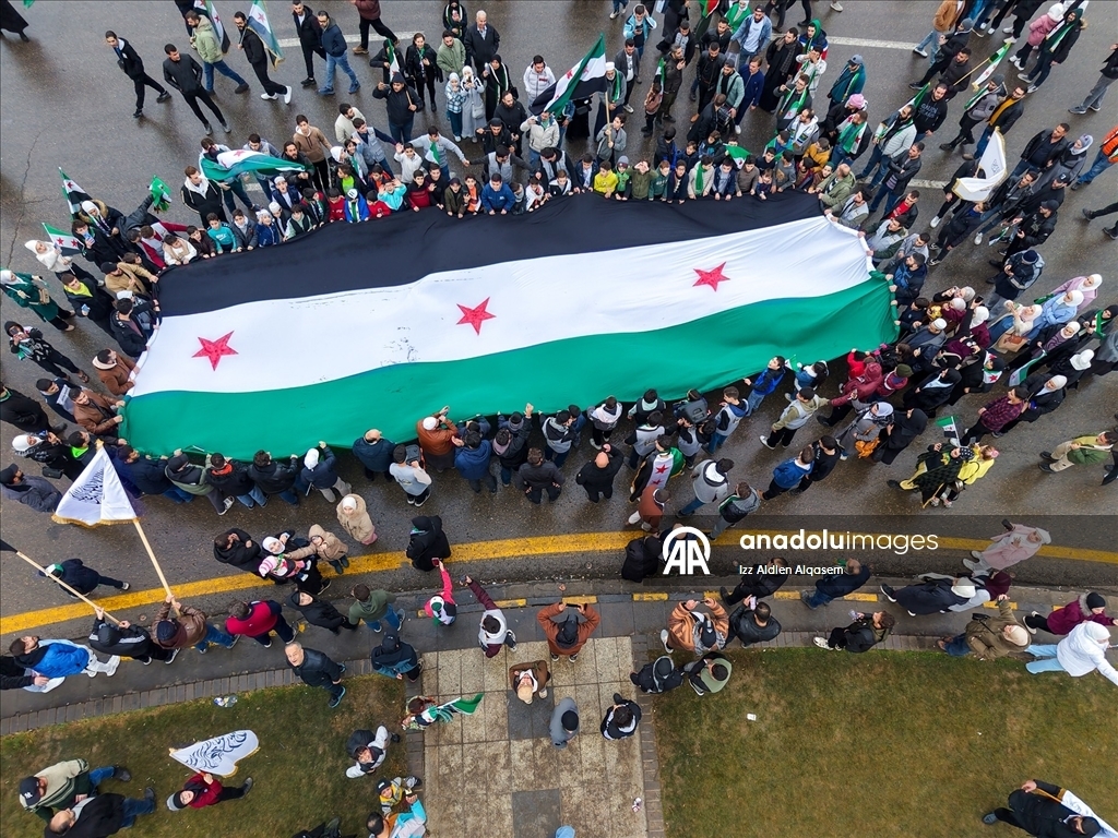 Сирийский народ отмечает первую годовщину свержения 61-летнего режима Баас 2
