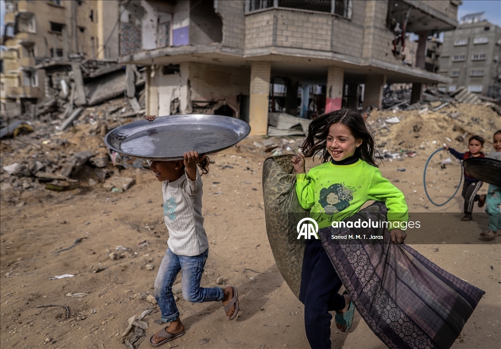 İsrail’in harabeye çevirdiği Gazze kentindeki Şeyh Rıdvan Mahallesi’nde günlük yaşam