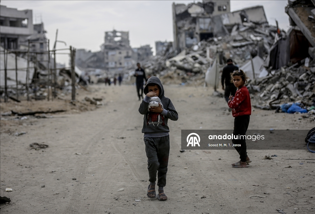 İsrail’in harabeye çevirdiği Gazze kentindeki Şeyh Rıdvan Mahallesi’nde günlük yaşam