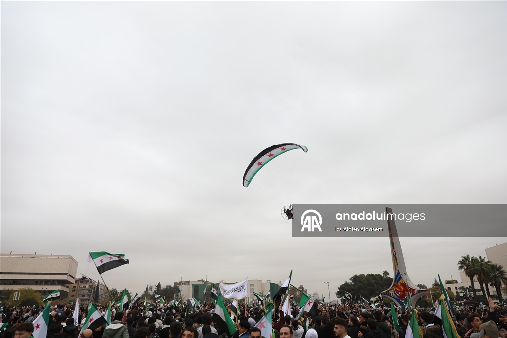 جماهير تحتشد في ساحة الأمويين احتفالا بالذكرى الأولى لإسقاط نظام الأسد