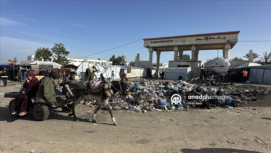 El-Aksa Üniversitesi önünde artan çevre kirliliği yerinden edilenlerin hayatını tehdit ediyor