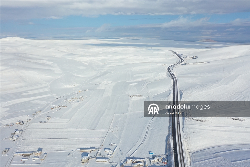 Kars'ta karla kaplanan köyler dronla görüntülendi