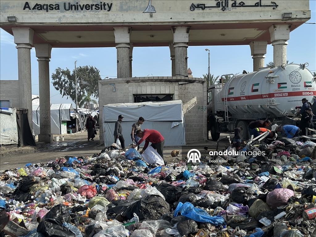 El-Aksa Üniversitesi önünde artan çevre kirliliği yerinden edilenlerin hayatını tehdit ediyor