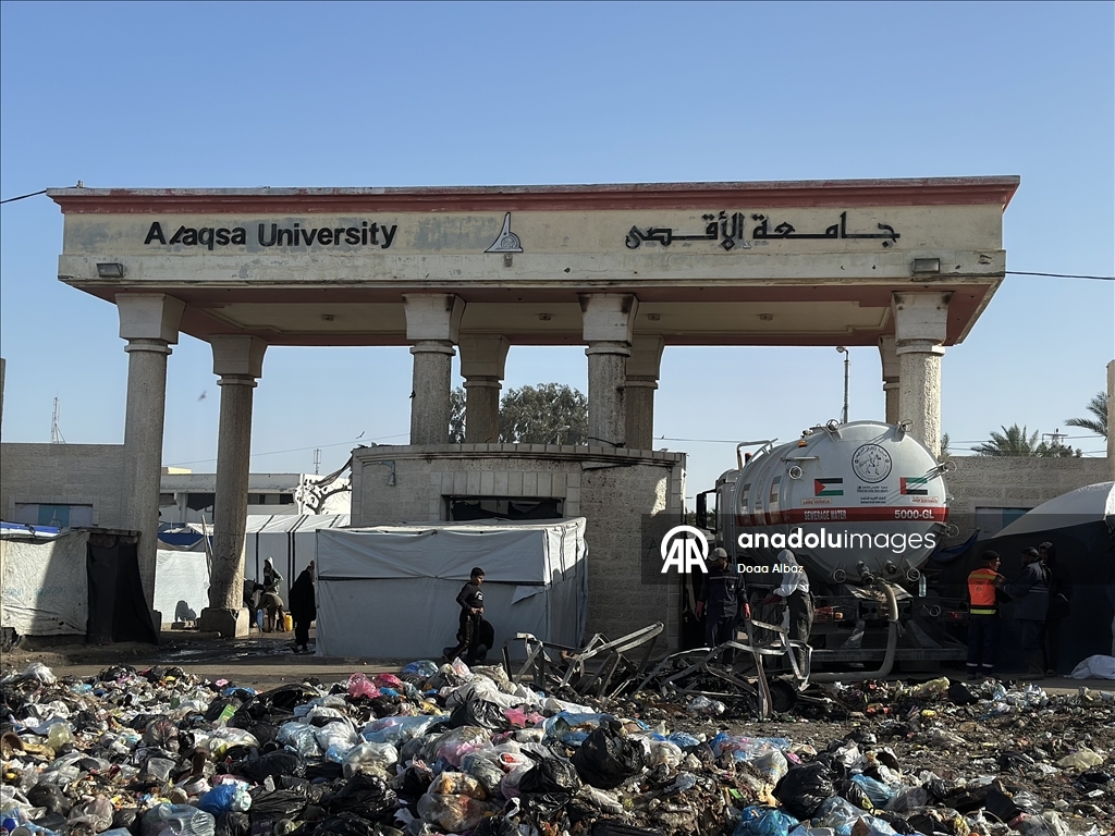 El-Aksa Üniversitesi önünde artan çevre kirliliği yerinden edilenlerin hayatını tehdit ediyor