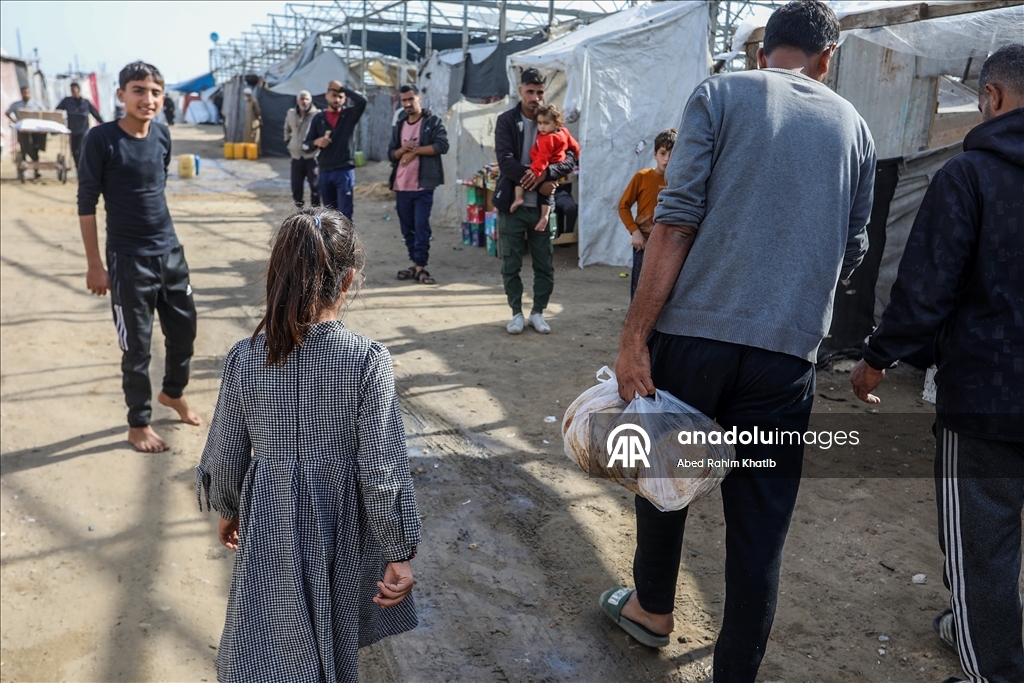 Gazze'nin Han Yunus kentindeki Filistinlilere ekmek dağıtımı yapıldı