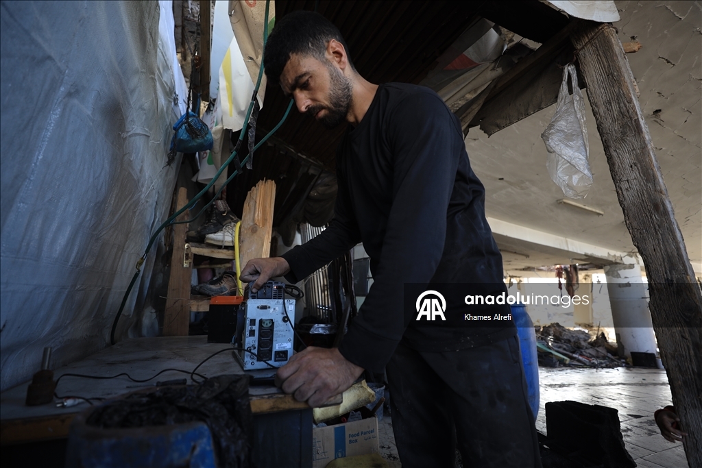 Палестинская семья опасается обрушения крыши из-за дождей