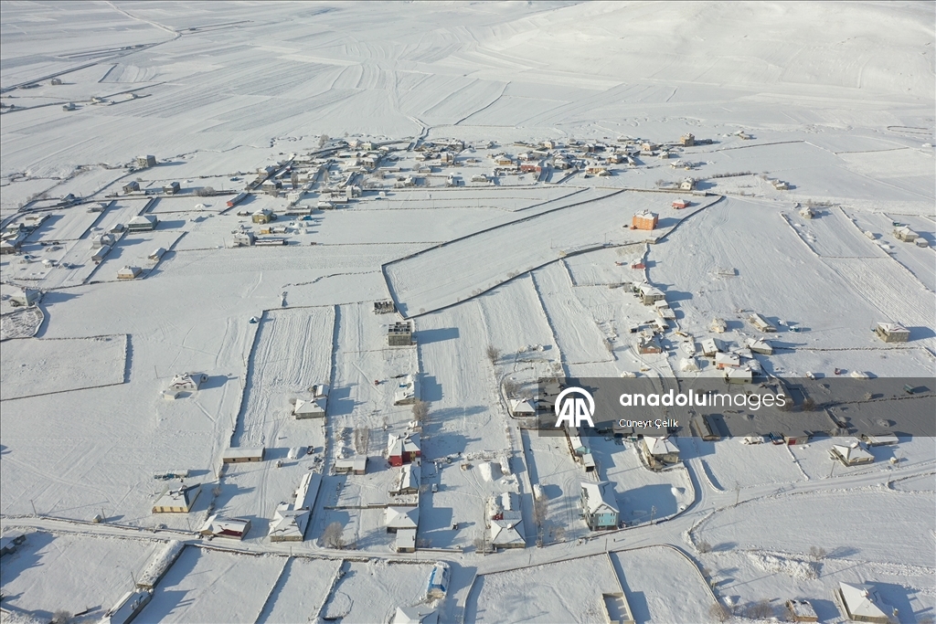Kars'ta karla kaplanan köyler dronla görüntülendi