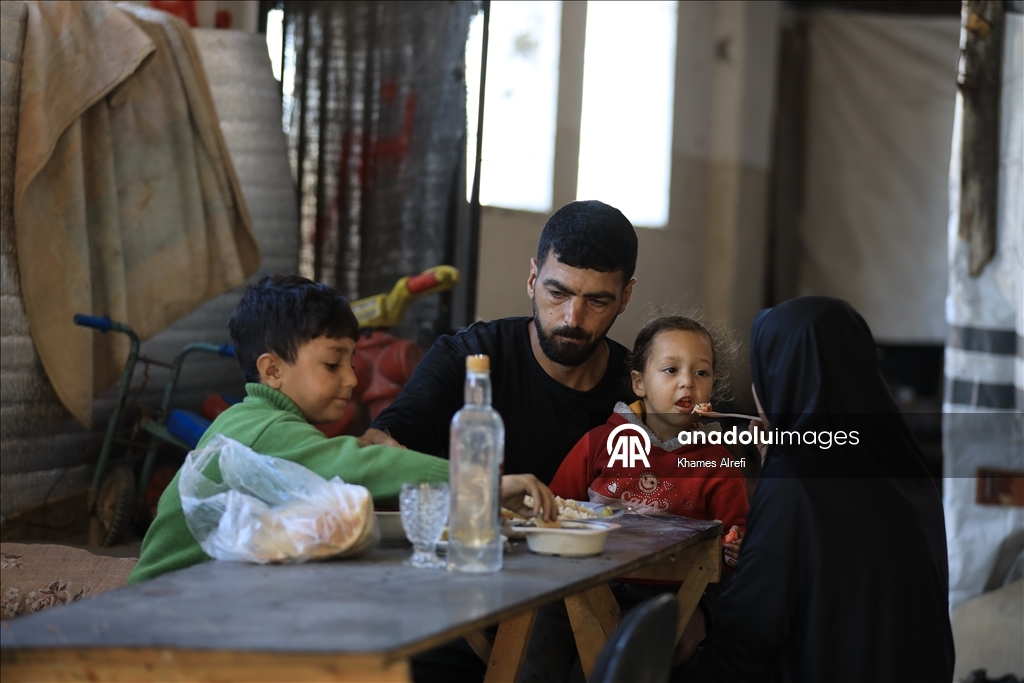 Палестинская семья опасается обрушения крыши из-за дождей