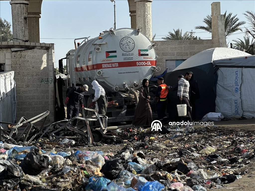 El-Aksa Üniversitesi önünde artan çevre kirliliği yerinden edilenlerin hayatını tehdit ediyor