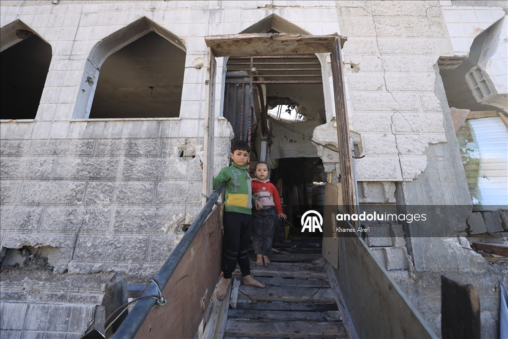 Палестинская семья опасается обрушения крыши из-за дождей