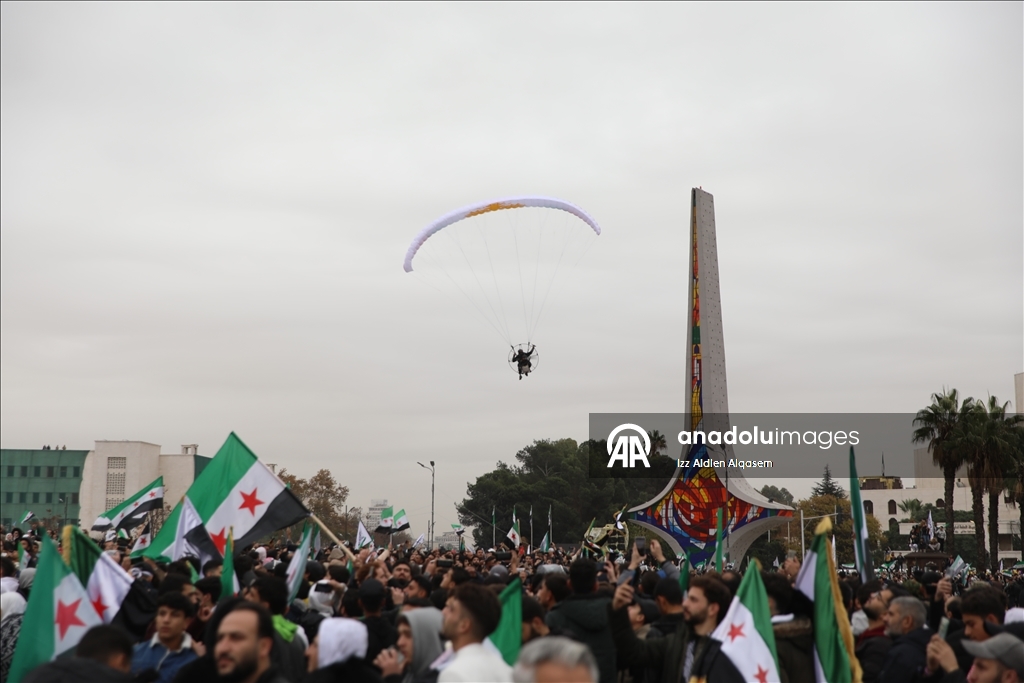 جماهير تحتشد في ساحة الأمويين احتفالا بالذكرى الأولى لإسقاط نظام الأسد