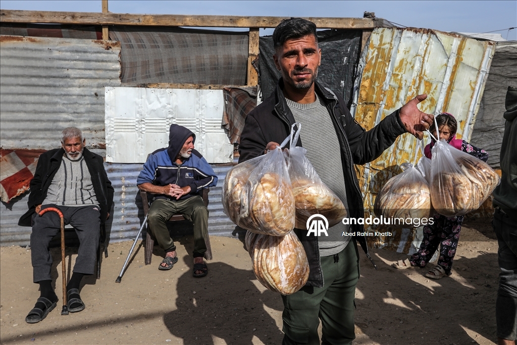 Gazze'nin Han Yunus kentindeki Filistinlilere ekmek dağıtımı yapıldı