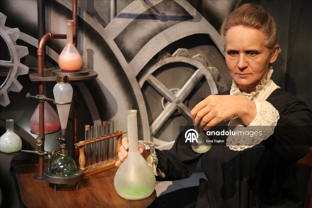 Paris'teki Grevin Müzesi, bal mumu heykelleriyle tarihe ışık tutuyor