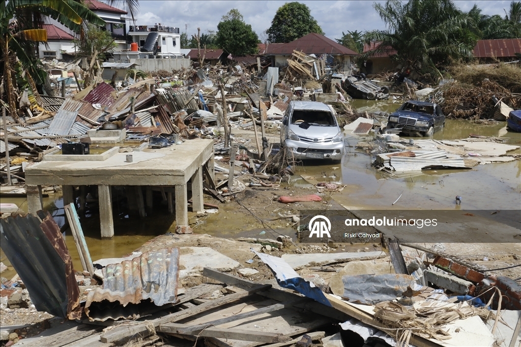 В Индонезии число погибших из-за стихийных бедствий превысило 900 человек 6