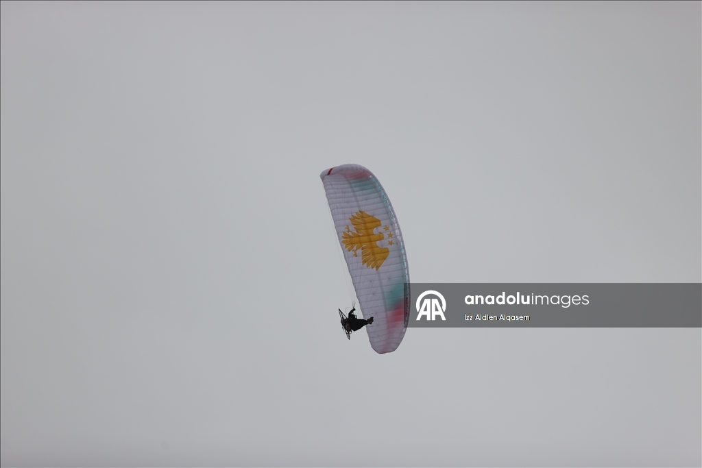 جماهير تحتشد في ساحة الأمويين احتفالا بالذكرى الأولى لإسقاط نظام الأسد