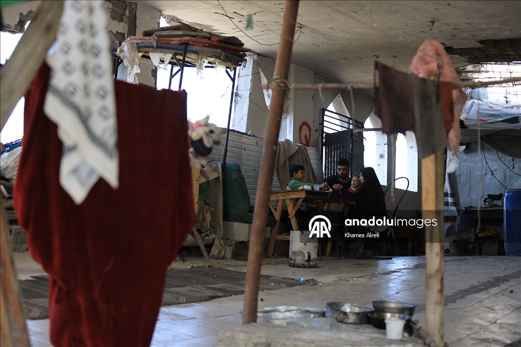 Палестинская семья опасается обрушения крыши из-за дождей