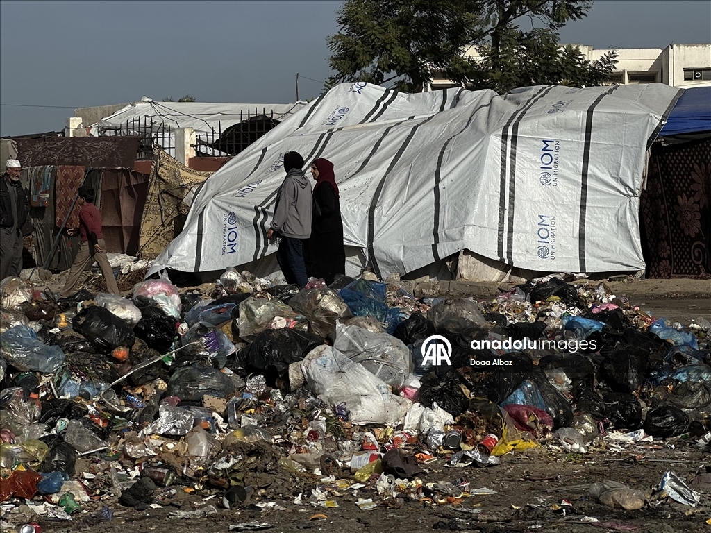 El-Aksa Üniversitesi önünde artan çevre kirliliği yerinden edilenlerin hayatını tehdit ediyor