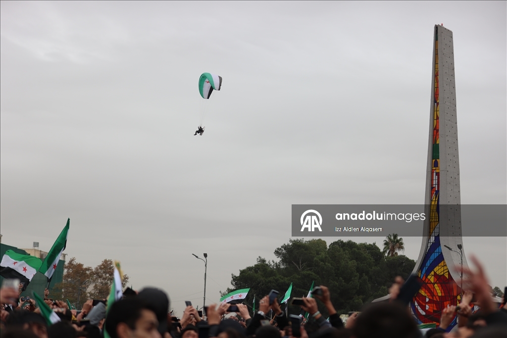 جماهير تحتشد في ساحة الأمويين احتفالا بالذكرى الأولى لإسقاط نظام الأسد