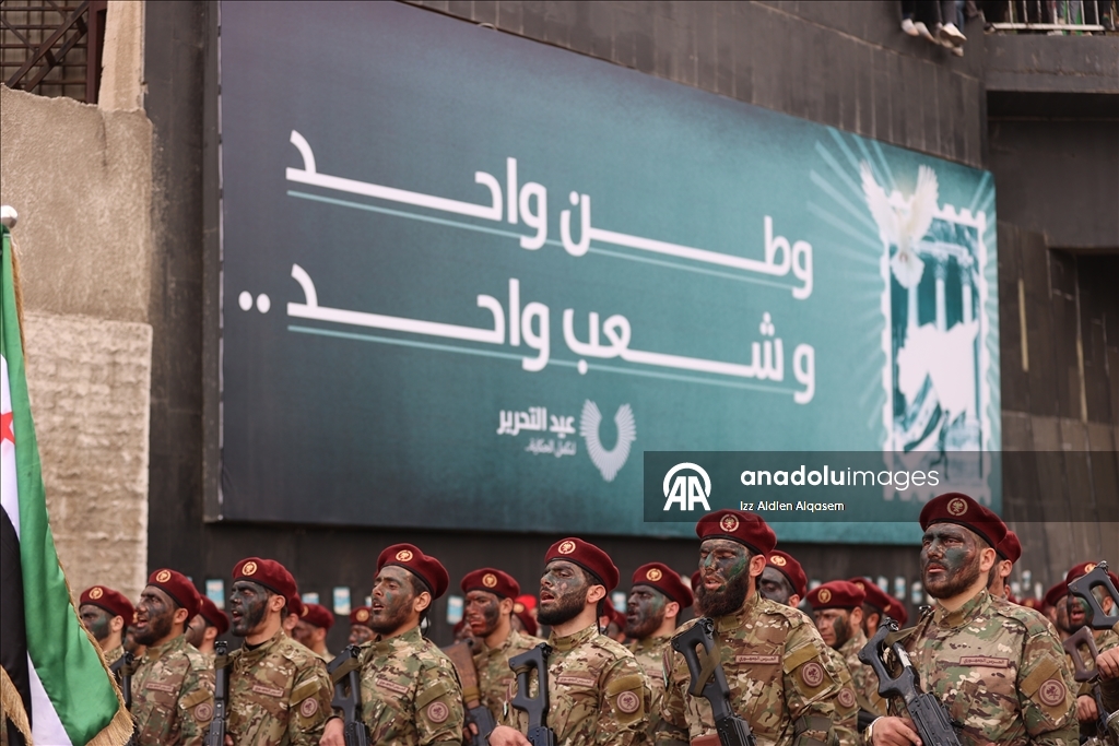 عروض عسكرية في سوريا احتفالا بالذكرى الأولى لإسقاط الأسد