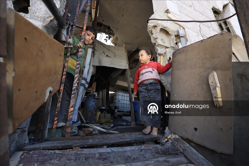 Палестинская семья опасается обрушения крыши из-за дождей