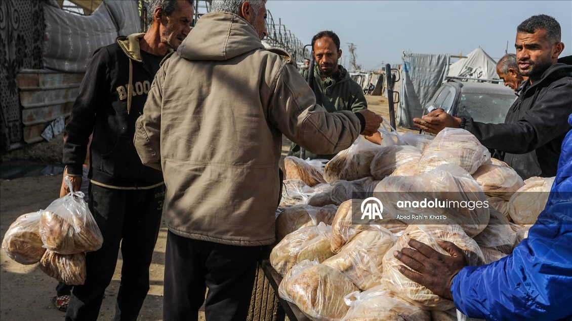 Gazze'nin Han Yunus kentindeki Filistinlilere ekmek dağıtımı yapıldı