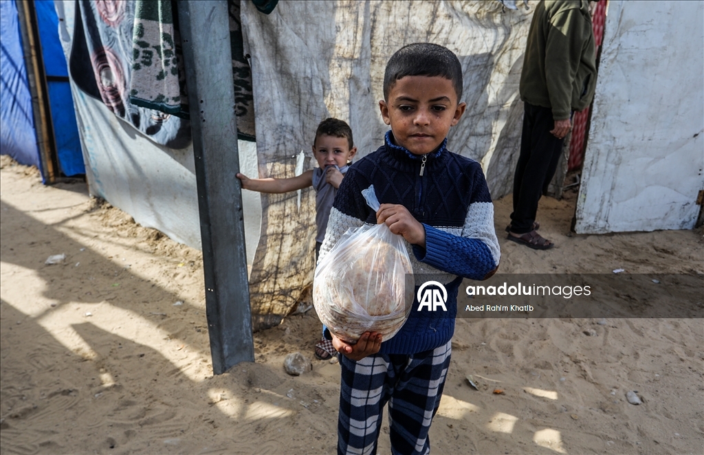 Gazze'nin Han Yunus kentindeki Filistinlilere ekmek dağıtımı yapıldı