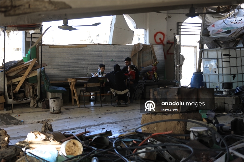 Палестинская семья опасается обрушения крыши из-за дождей