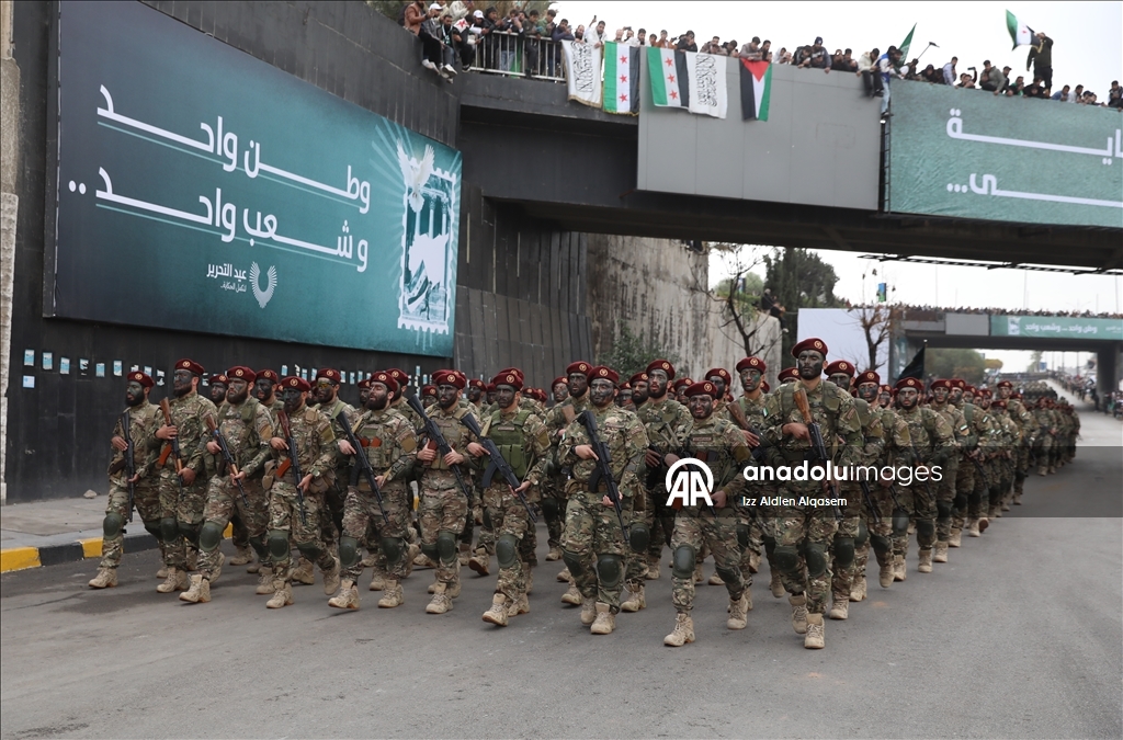 عروض عسكرية في سوريا احتفالا بالذكرى الأولى لإسقاط الأسد