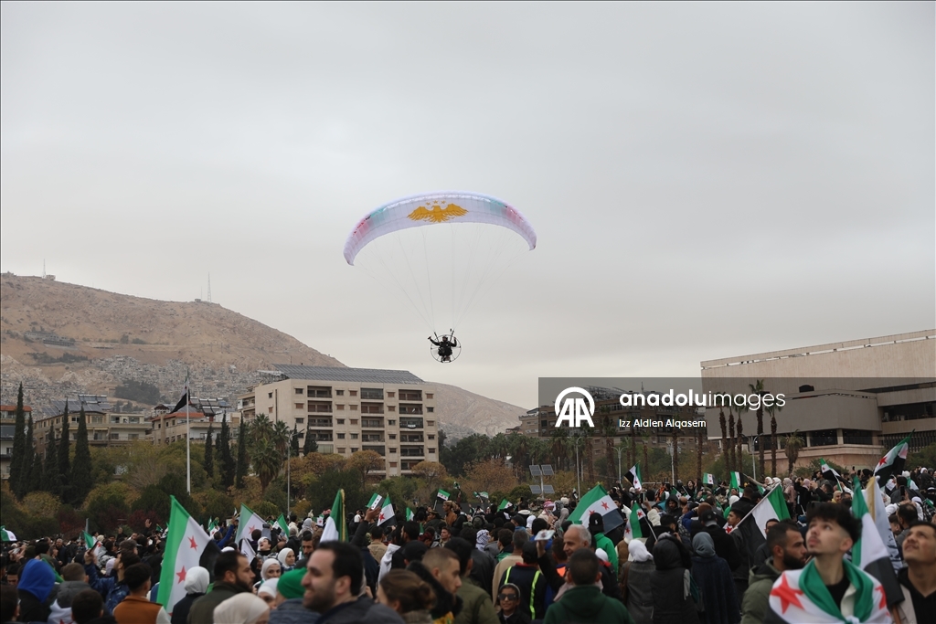 جماهير تحتشد في ساحة الأمويين احتفالا بالذكرى الأولى لإسقاط نظام الأسد